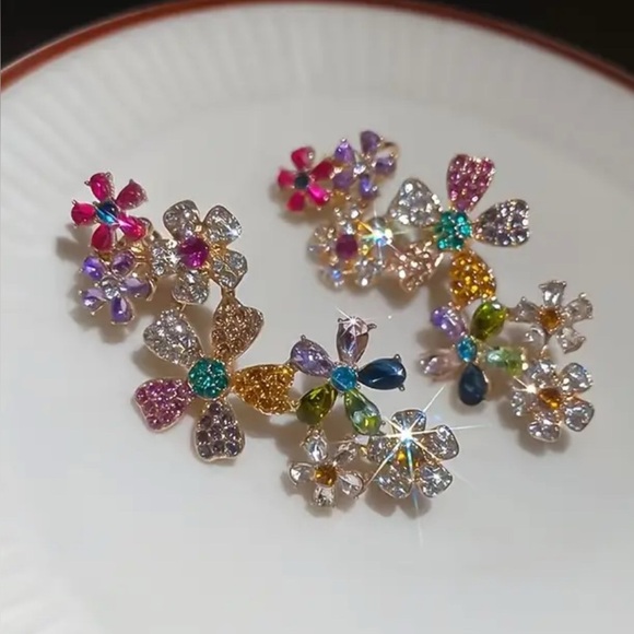 Last Chance! GORGEOUS! Sparkle Golden Floral Earrings - Picture 6 of 6